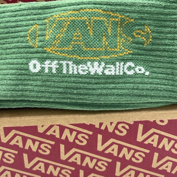 VANS®
"OFF THE WALL" 1 pair Crew Socks Size Medium NWT - Picture 6 of 16